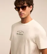 Remera blanca de algodón con cuello redondo y manga corta. Estampa frontal con texto "Bela Vista Trattoria".
