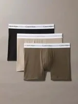 Pack de tres calzoncillos tipo boxer brief Calvin Klein, confeccionados en una suave mezcla de modal elástico. Presentan un diseño de talle medio con bolsa contorneada para mayor soporte y una cintura elástica con el logo de la marca estampado.
