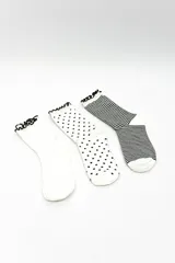 Pack de tres pares de medias estilo crew con ribete superior ondulado negro. Incluye un par liso en color blanco, un par blanco con estampado de lunares negros y un par con diseño de rayas horizontales blancas y negras.