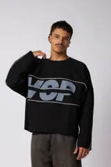 Buzo oversize de corte boxy, confeccionado en algodón rústico de alto gramaje en color beige. Presenta cuello redondo con borde crudo, mangas largas y una estampa frontal con el texto VCP delimitado por líneas horizontales blancas.