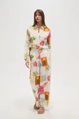 Pantalón de algodón estampado con motivos tropicales, corte recto y cintura alta con punto smock.