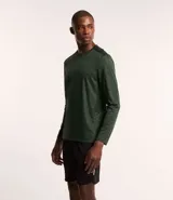 Remera deportiva masculina de manga larga, color verde oscuro, con cuello redondo y un patrón sutil de rayas en el tejido.
