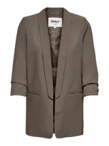 Blazer regular fit color rosado viejo, con cuello solapa, mangas 3/4 y bolsillos frontales ribeteados.