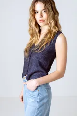Top azul con brillo, escote en V y cierre frontal con botones.