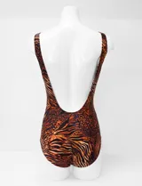 Malla enteriza con escote redondo y breteles anchos, de marca Club del Sol. Presenta un estampado animal print que combina patrones de leopardo y cebra en tonos marrones y negros. Cuenta con copa armada con sujetador interno y forro.