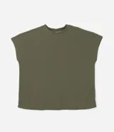 Blusa tipo muscle tee de corte holgado, confeccionada en tejido rib acanalado, con escote redondo y diseño sin mangas.