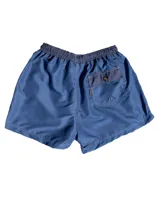 Short de baño azul de microfibra lisa, con cintura elastizada y cordón ajustable. Tiene dos bolsillos laterales y uno trasero.