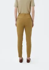 Pantalón sastrero de corte recto y ajuste entallado, con cintura de tiro medio, cierre frontal con botón y bolsillos laterales.