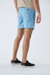 Short de baño con estampado de líneas curvas en tonos azules, cintura elástica con cordón ajustable, bolsillos laterales y bolsillo trasero. Incluye suspensor interno y logo bordado.