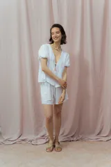 Short blanco de calce relajado con cintura elástica y lazo regulable. Presenta bolsillos amplios con ribete interior de color naranja neón.