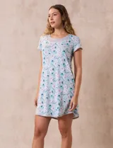 Camisón corto de tejido suave estampado, con cuello redondo y mangas cortas.
