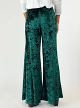 Pantalón de terciopelo azul con corte ancho y tiro alto.