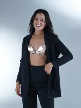 Top tipo bralette de acabado metalizado en color dorado, con diseño triangular y cierre frontal con hebilla.