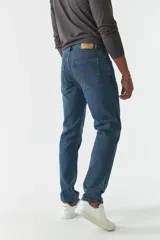 Jean celeste de corte recto y tiro medio, con efecto lavado y presillas para cinturón.