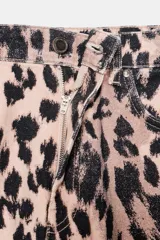 Jeans de tiro medio con diseño de cinco bolsillos, cierre frontal con cremallera y botón, y cintura con trabillas. Presenta un corte recto y largo completo con estampado animal print.