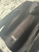 Canguro negro con capucha y bolsillo delantero, estampado con el logo de Death Note en color blanco.