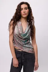 Top sin mangas con cuello drapeado tipo cowl neck, confeccionado en tejido plisado con efecto iridiscente y multicolor.