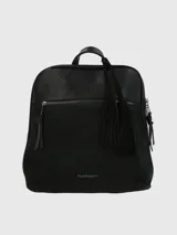 Mochila Hush Puppies de diseño combinado en color negro, con cuerpo inferior en gamuza y parte superior en cuero sintético. Presenta un bolsillo frontal con cierre, detalle de borla decorativa y herrajes metálicos.