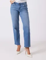 Jean recto de tiro medio, color celeste claro, con puños doblados.