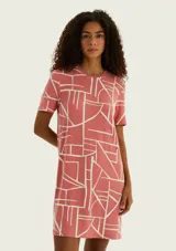 Vestido corto color rosado con estampado geométrico abstracto en color blanco, de manga corta y cuello redondo.