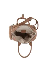 Mochila de nylon color rosa pálido, con asas superiores y múltiples bolsillos exteriores con cierres metálicos. Presenta un logo circular metálico en el frente y una inscripción pequeña en la parte inferior.