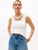 Remera de tirantes blanca con cuello cuadrado, corte slim, textura acanalada y ribete festoneado.