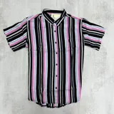 Camisa de hombre a rayas verticales negras, rosas, celestes y blancas, de manga corta y corte recto.