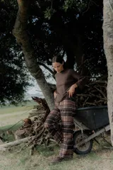 Pantalón de corte recto con estampado a cuadros en tonos marrones y rosados. Presenta una pretina elástica para mayor comodidad y está confeccionado en una tela acanalada con caída suave.