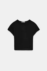 Camiseta cropped de manga corta y cuello redondo, de corte ajustado y color negro.