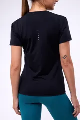 Remera deportiva negra de poliéster con tecnología dryfit y corte entallado.