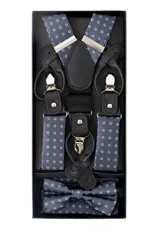 Set de tirantes con moño y pañuelo de bolsillo Guarnieri. Tirantes con diseño de flores pequeñas, apliques de cuero negro y pinzas metálicas. Moño y pañuelo haciendo juego.