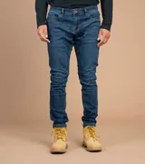 Pantalón de jean skinny azul oscuro, con bolsillos delanteros y traseros, y cierre con botón y cremallera.