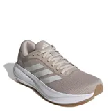 Championes de running Adidas Response Runner 2, color beige con detalles en blanco. Presentan un diseño de malla transpirable, las icónicas tres bandas laterales y una suela con amortiguación.