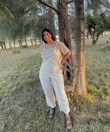 Mono largo color crema con estampado de flores blancas, breteles con moño y corte recto.