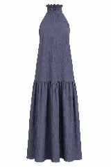 Vestido largo marrón de crepe texturizado, con cuello halter fruncido, diseño holgado y falda larga con vuelo.