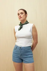 Short de jean celeste de tiro alto con bolsillos delanteros y traseros.