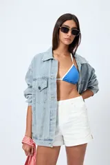 Short blanco de algodón con elastano, calce medio, bolsillos funcionales y tajos pequeños en el ruedo.