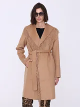 Tapado color camel con cuello con flecos y mangas largas.