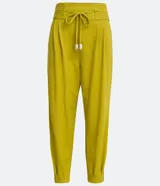 Pantalón jogger color naranja, de tiro medio, con cintura elastizada, lazo ajustable, pliegues delanteros y bolsillos laterales.