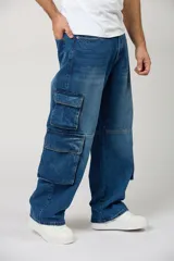 Jean baggy cargo azul de corte amplio, con múltiples bolsillos laterales tipo cargo en las piernas y diseño relajado.