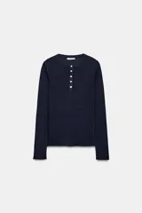 Camiseta rústica de manga larga y ajuste slim fit, color azul marino, con cuello redondo y cierre frontal con cinco botones.