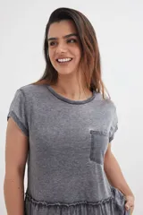 Remera azul con cuello redondo, bolsillo en el pecho y peplum en el ruedo.