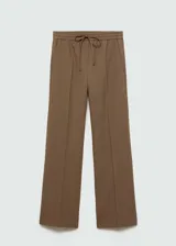 Pantalon de vestir color marron, de corte recto y tiro medio, con cintura elastizada y cierre de lazo ajustable. Cuenta con bolsillos laterales.