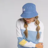 Gorro tipo bucket color azul con bordado blanco en el frente.