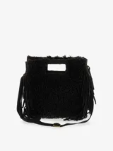 Cartera rectangular de cuero marrón con textura de borrego o pelo rizado en el cuerpo principal. Posee una manija superior calada y flecos largos de gamuza en los laterales.