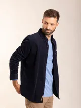 Camisa marrón de pana con cuello abotonado, manga larga con puños abotonados, corte regular fit y bolsillo en el pecho.