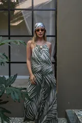 Mono largo de breteles finos con estampado de hojas en blanco y azul marino.