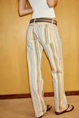 Jeans de tiro bajo y cinco bolsillos con diseño de pierna ancha y larga. Presenta cierre frontal con cremallera y botón metálico.