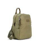 Mochila capitoneada color verde militar, confeccionada en nylon. Tiene apertura superior con cierre y tiradores metálicos, bolsillos internos, bolsillo frontal con cierre metálico, correa corta de mano y correas de galón regulables para colgar en la espalda.