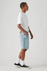 Bermuda de jean con corte holgado, tiro medio y lavado claro. Presenta diseño de cinco bolsillos, cierre frontal con botón y bragueta, y ruedo con terminación clásica.